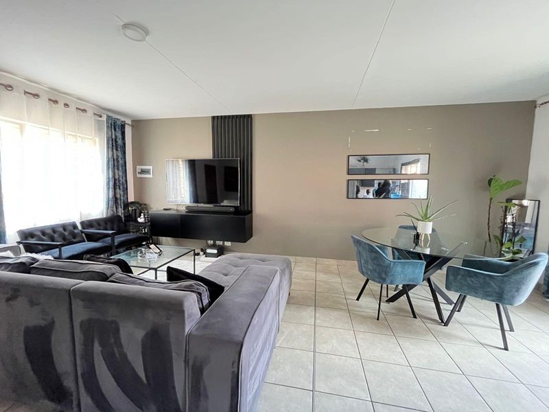 House To Rent in Rooihuiskraal North, Centurion - Photo 2