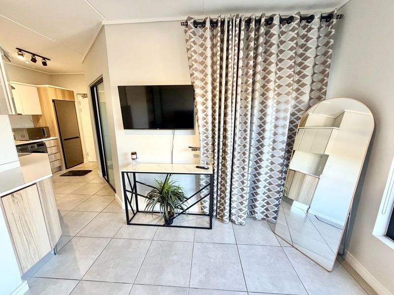 1 Bed - 1 Bath Fully Furnished Apartment with Small Balcony To Rent in Waterfall, Midrand - Photo 6