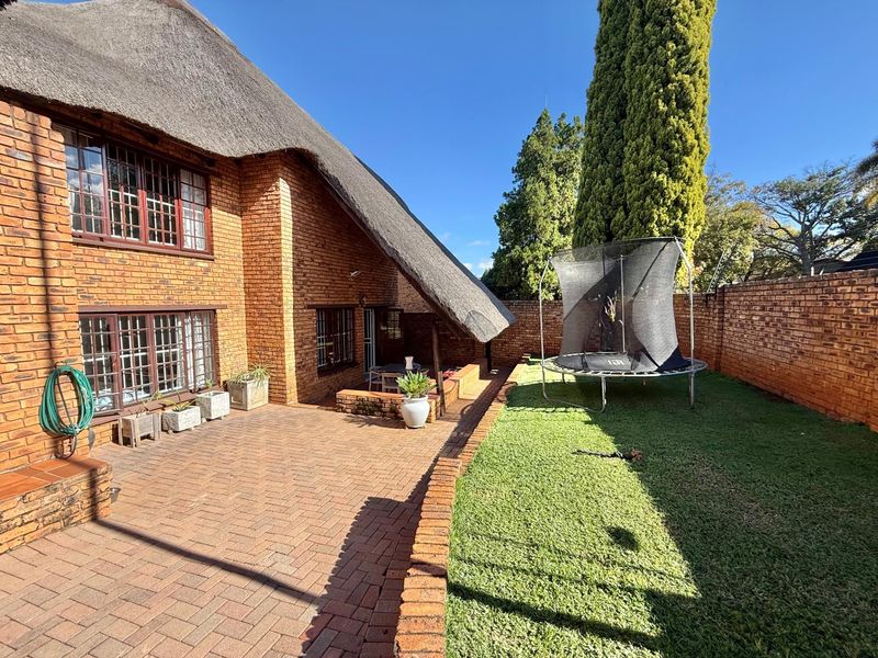 3 BEDROOM THATCH TOWN HOUSE IN FAERIE GLEN, PRETORIA - Photo 9