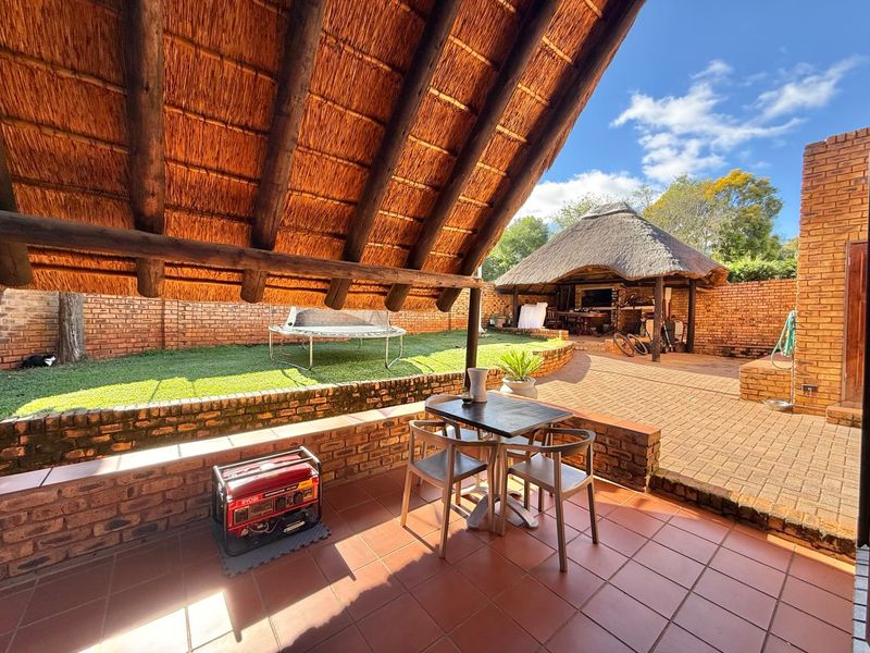 3 BEDROOM THATCH TOWN HOUSE IN FAERIE GLEN, PRETORIA - Photo 10