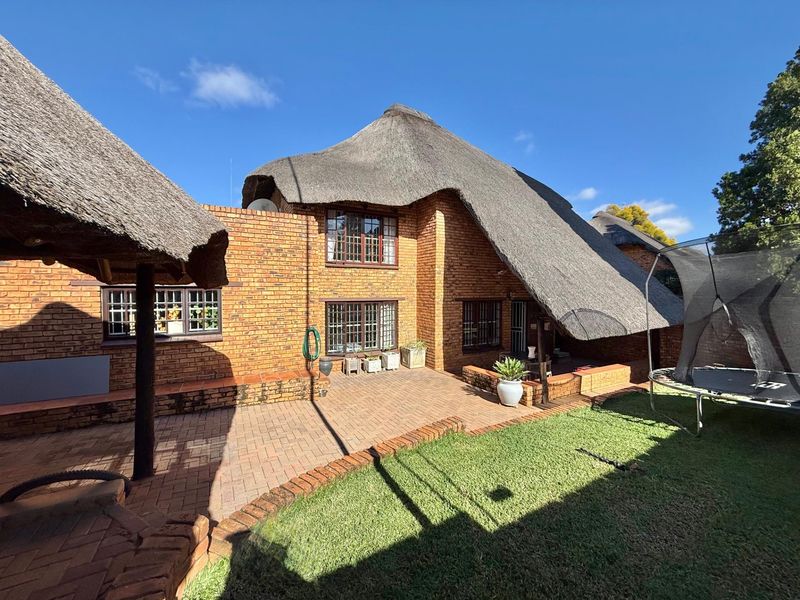 3 BEDROOM THATCH TOWN HOUSE IN FAERIE GLEN, PRETORIA - Photo 8