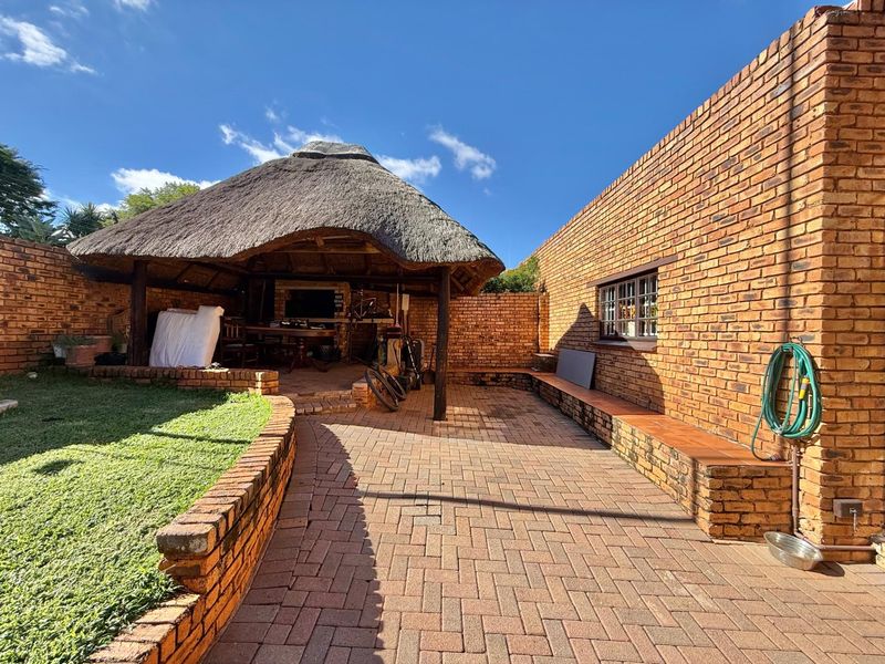 3 BEDROOM THATCH TOWN HOUSE IN FAERIE GLEN, PRETORIA - Photo 7