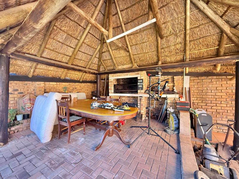 3 BEDROOM THATCH TOWN HOUSE IN FAERIE GLEN, PRETORIA - Photo 6