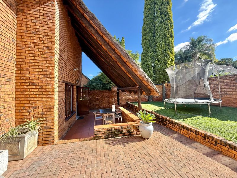 3 BEDROOM THATCH TOWN HOUSE IN FAERIE GLEN, PRETORIA - Photo 4