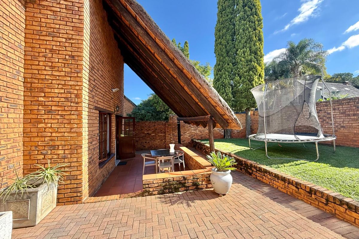 3 BEDROOM THATCH TOWN HOUSE IN FAERIE GLEN, PRETORIA - Photo 4