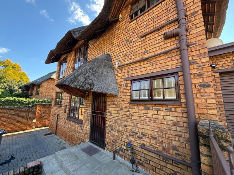3 BEDROOM THATCH TOWN HOUSE IN FAERIE GLEN, PRETORIA - Photo 3