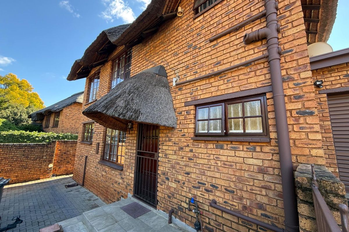 3 BEDROOM THATCH TOWN HOUSE IN FAERIE GLEN, PRETORIA - Photo 3