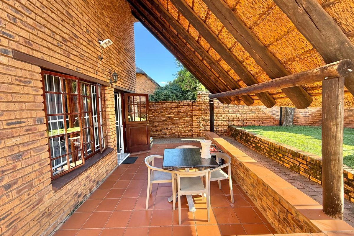 3 BEDROOM THATCH TOWN HOUSE IN FAERIE GLEN, PRETORIA - Photo 5