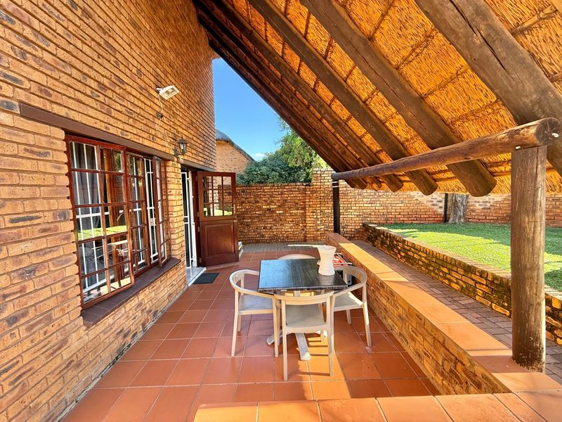 3 BEDROOM THATCH TOWN HOUSE IN FAERIE GLEN, PRETORIA - Photo 5