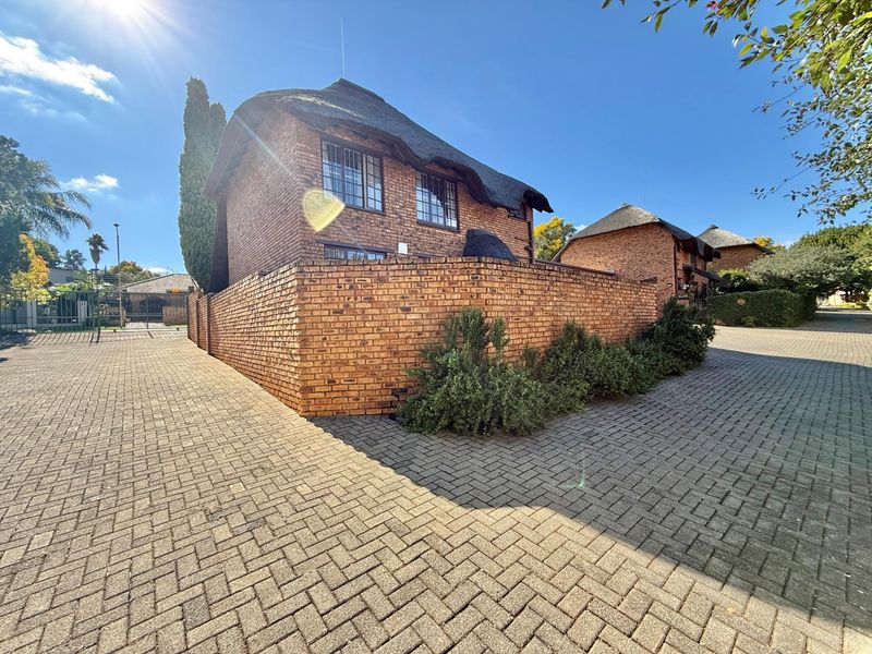 3 BEDROOM THATCH TOWN HOUSE IN FAERIE GLEN, PRETORIA - Photo 2