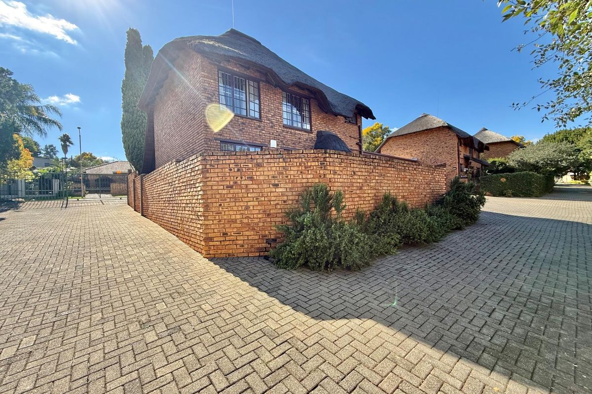 3 BEDROOM THATCH TOWN HOUSE IN FAERIE GLEN, PRETORIA - Photo 2