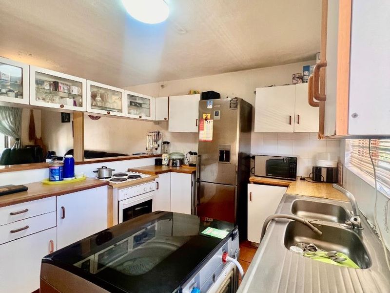 Modern 2 Bedroom Apartment in Secure Complex for Sale - Photo 8