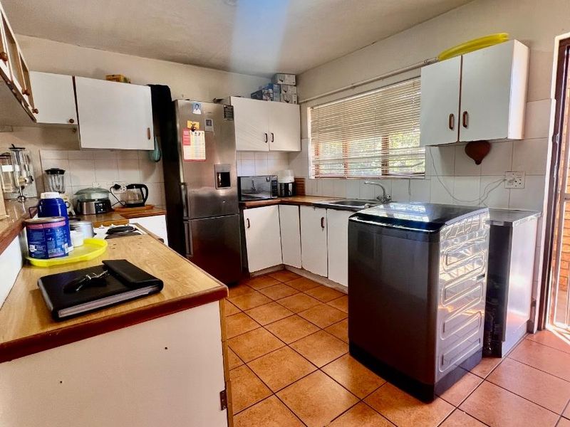 Modern 2 Bedroom Apartment in Secure Complex for Sale - Photo 6