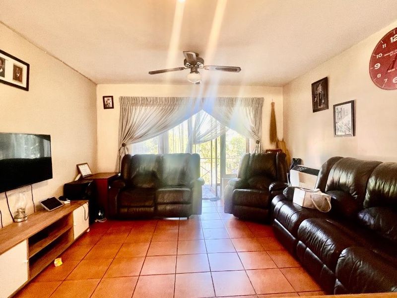 Modern 2 Bedroom Apartment in Secure Complex for Sale - Photo 4