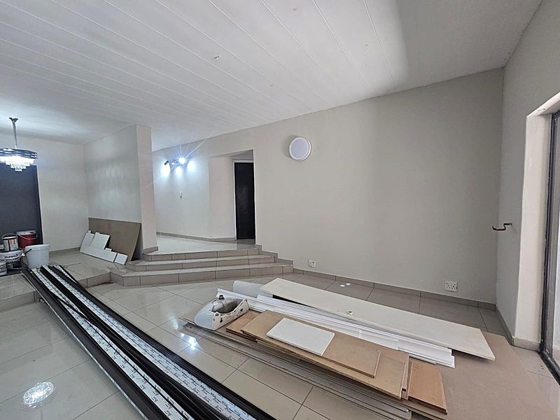 6 Bedroom Home For Sale in Montana Park. - Photo 9