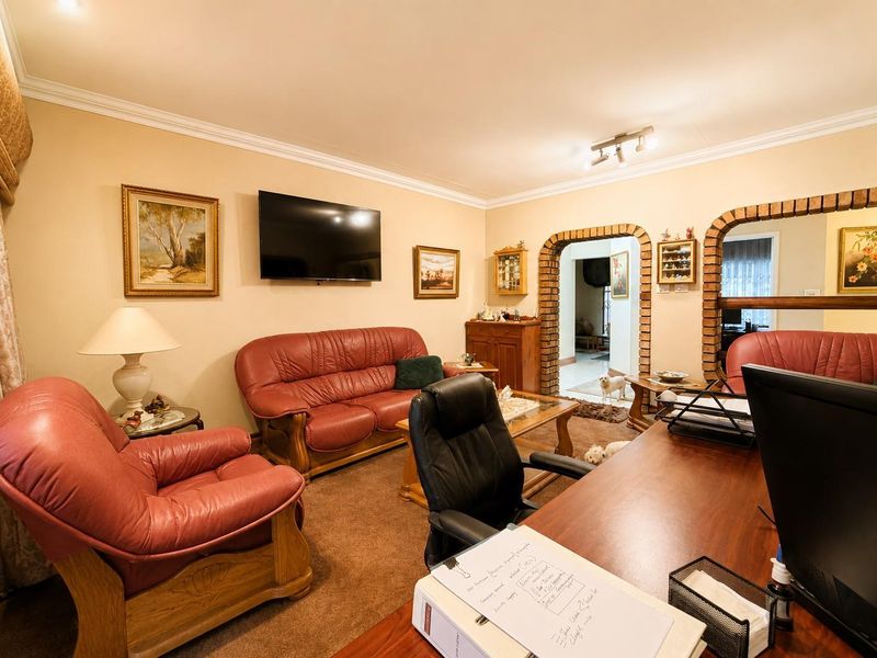Spacious, Well-Built Family Home in a Prime Estate in Meyersdal - Photo 9