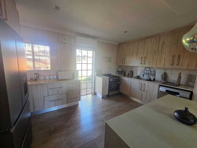 Beautiful Three-Bedroom Townhouse for Sale - Photo 8