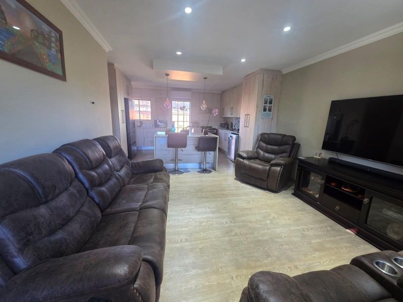 Beautiful Three-Bedroom Townhouse for Sale - Photo 2