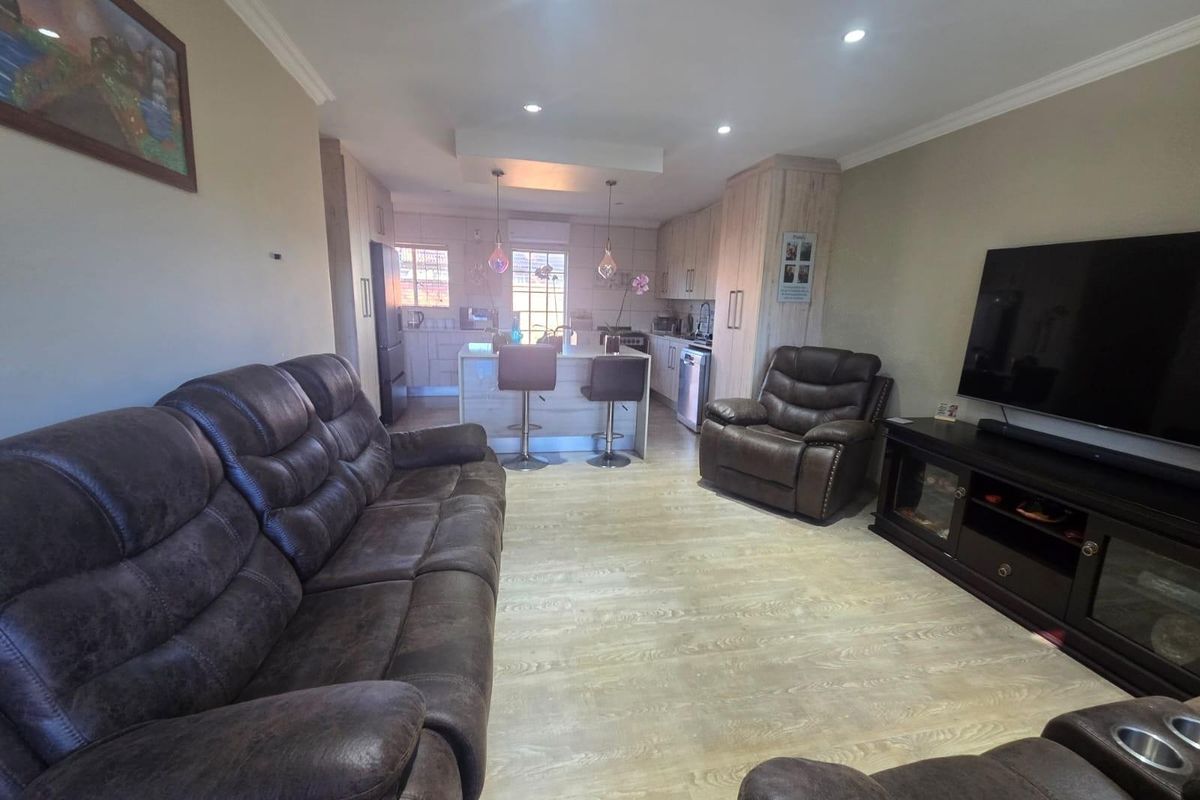 Beautiful Three-Bedroom Townhouse for Sale - Photo 2