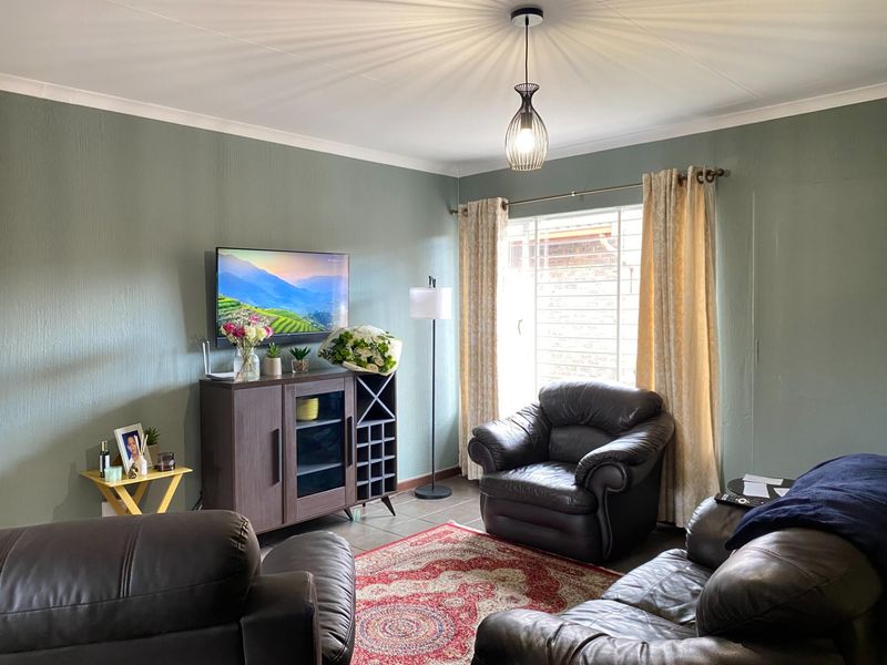House For Sale in Edleen, Kempton Park - Photo 2