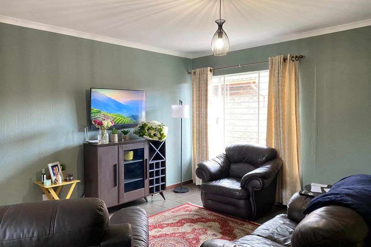 House For Sale in Edleen, Kempton Park - Photo 2