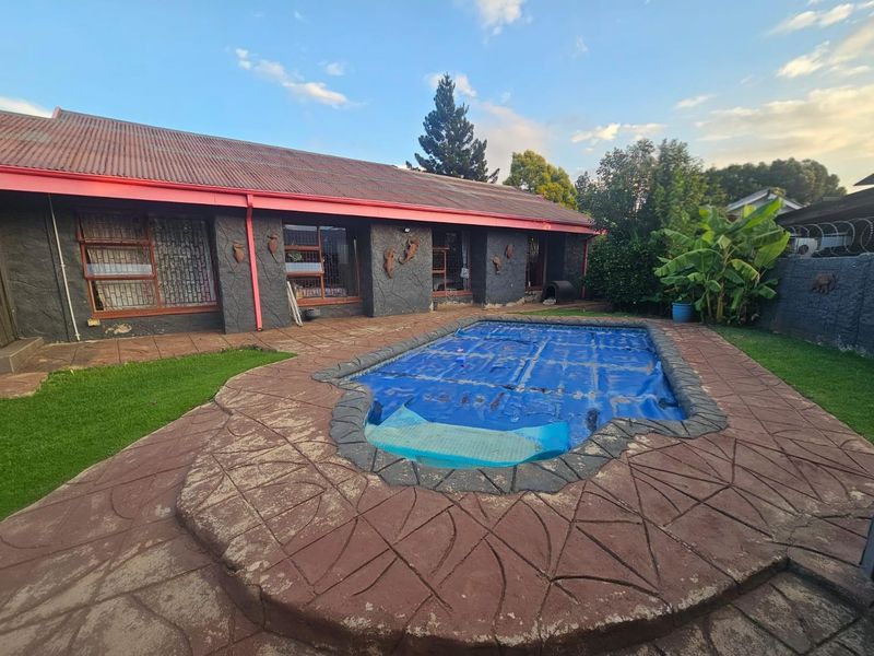 Spacious 4-Bedroom Family Home with 2 Income-Generating Flatlets in Leraatsfontein, Witbank for sale - Photo 6