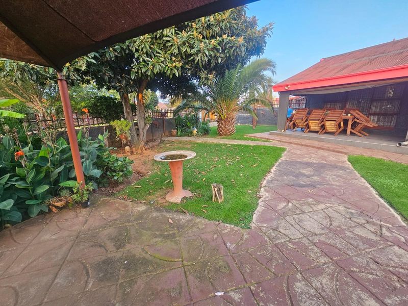 Spacious 4-Bedroom Family Home with 2 Income-Generating Flatlets in Leraatsfontein, Witbank for sale - Photo 5
