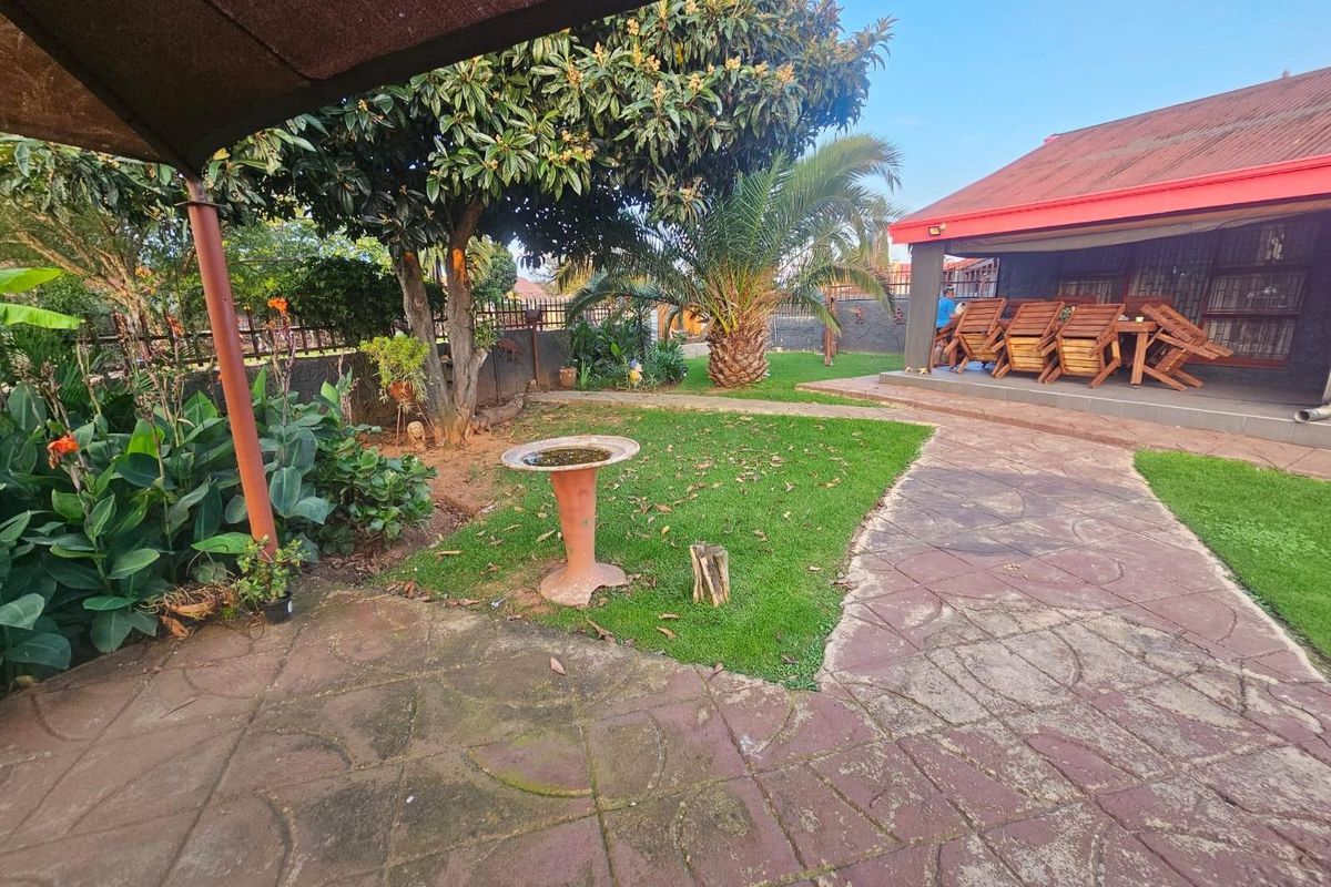 Spacious 4-Bedroom Family Home with 2 Income-Generating Flatlets in Leraatsfontein, Witbank for sale - Photo 5