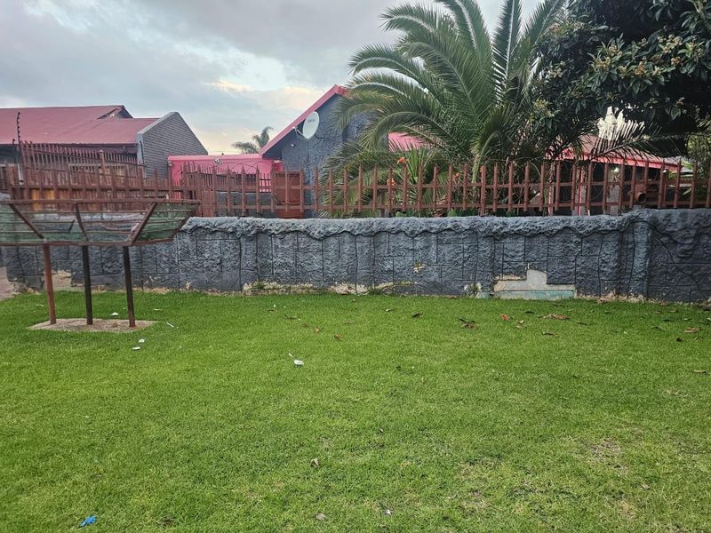 Spacious 4-Bedroom Family Home with 2 Income-Generating Flatlets in Leraatsfontein, Witbank for sale - Photo 3
