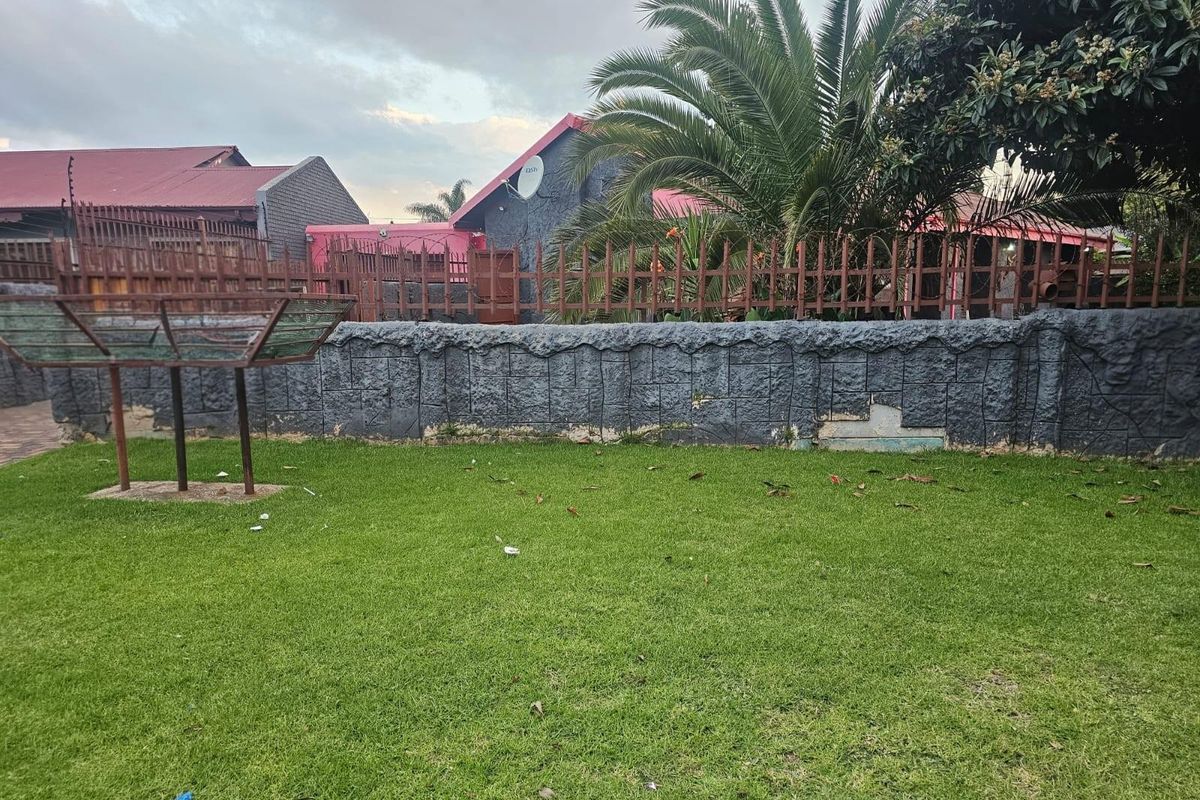 Spacious 4-Bedroom Family Home with 2 Income-Generating Flatlets in Leraatsfontein, Witbank for sale - Photo 3