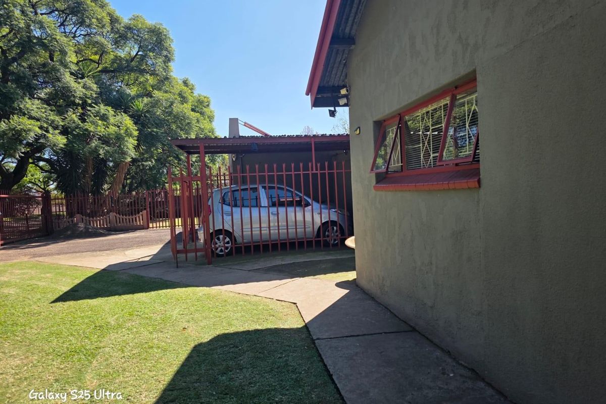House For Sale in Witbank Ext 8, Witbank - Photo 3