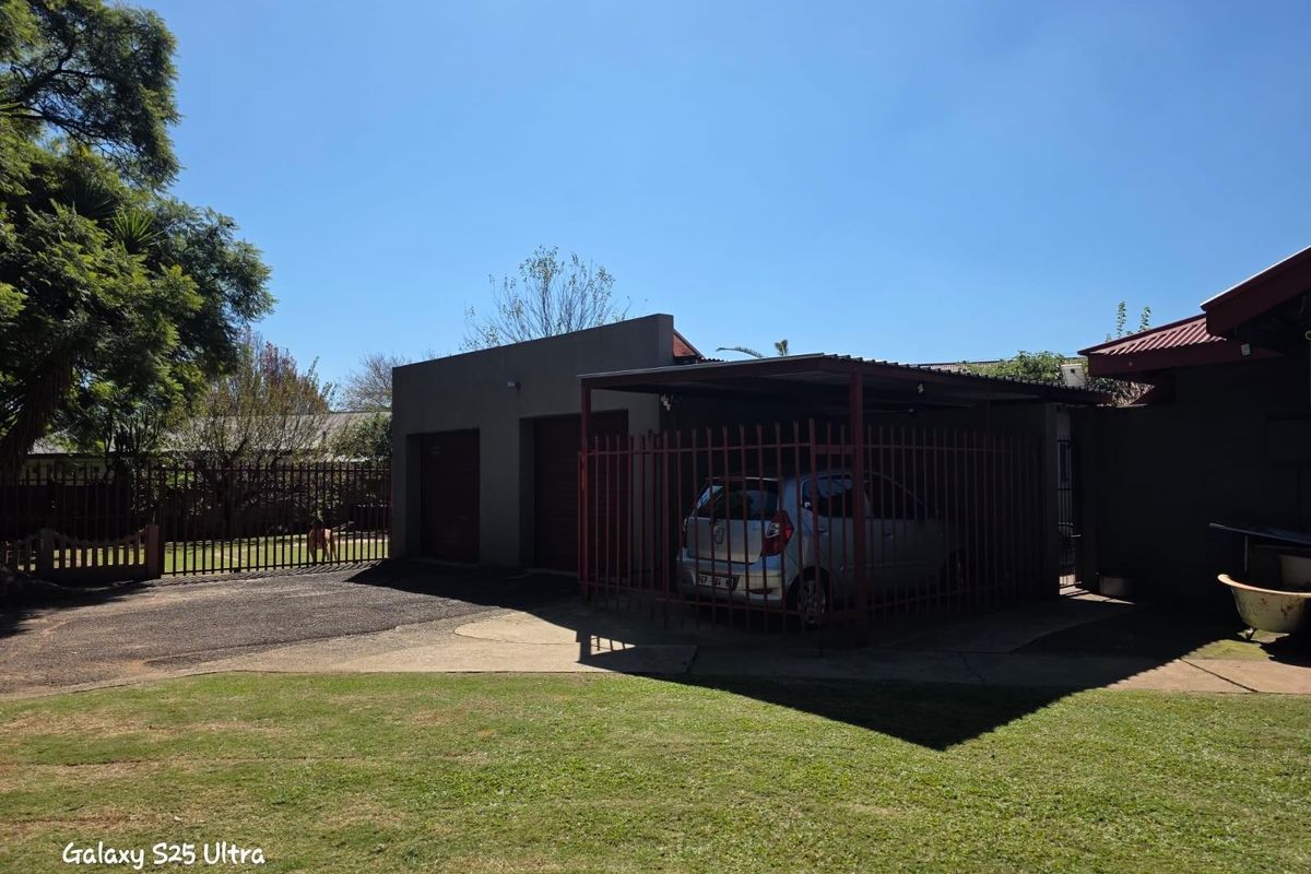 House For Sale in Witbank Ext 8, Witbank - Photo 2