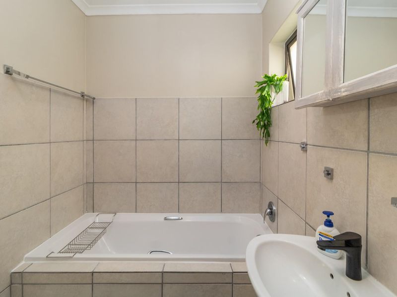 Charming Two-Bedroom Duplex You Need To See in Burgundy Estate - Photo 6