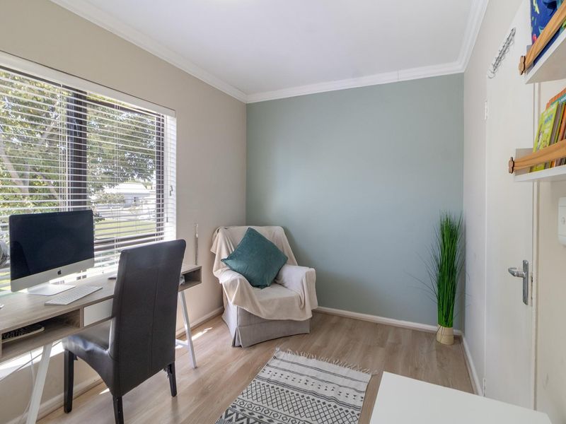 Charming Two-Bedroom Duplex You Need To See in Burgundy Estate - Photo 8