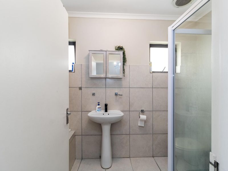 Charming Two-Bedroom Duplex You Need To See in Burgundy Estate - Photo 5