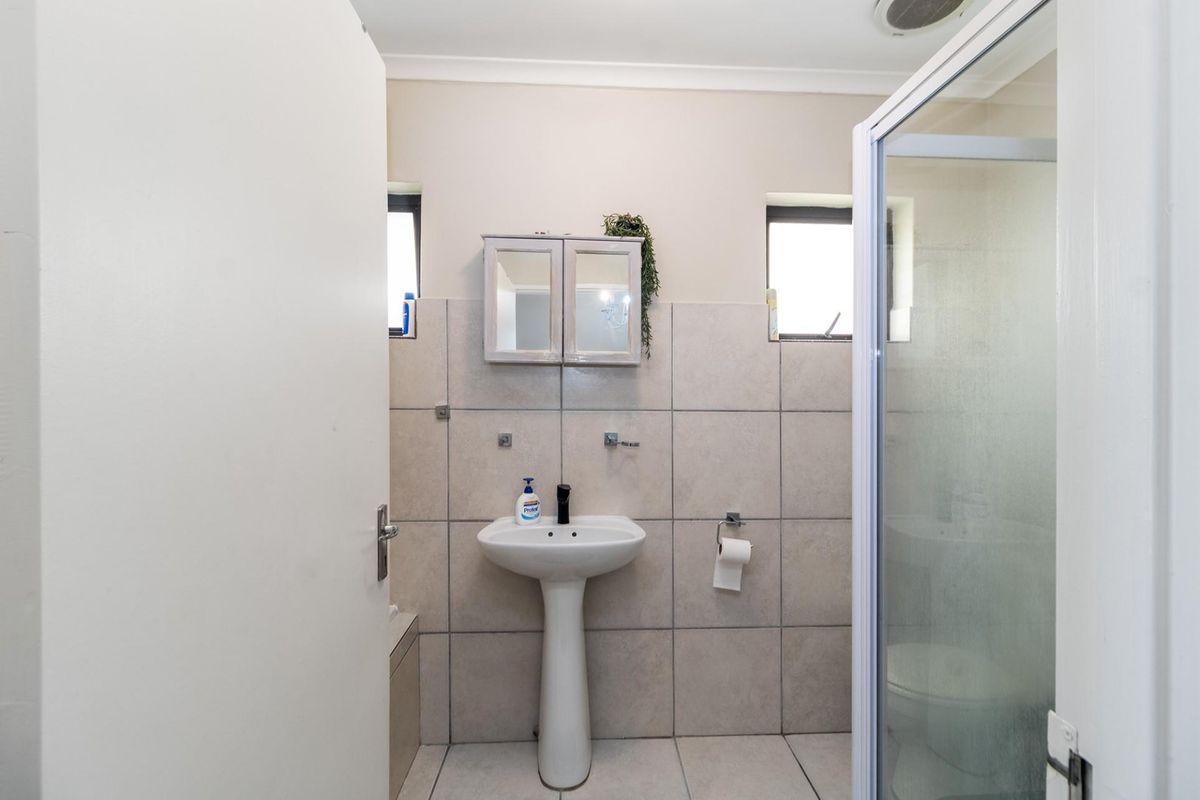 Charming Two-Bedroom Duplex You Need To See in Burgundy Estate - Photo 5