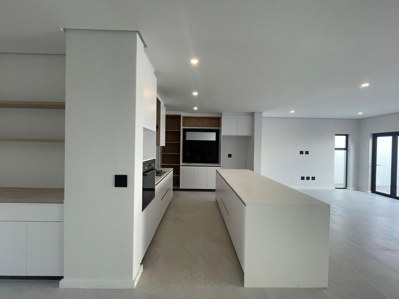 Modern 4-bedroom luxury home in Sandown, Blouberg with premium finishes and indoor-outdoor living - Photo 4