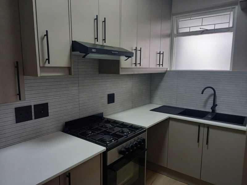 Mossel Bay Central - Lovely 2 Bedroom Flat with Sea and Town Views - Photo 5