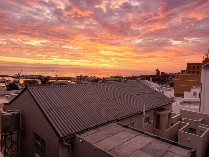 Mossel Bay Central - Lovely 2 Bedroom Flat with Sea and Town Views - Photo 1