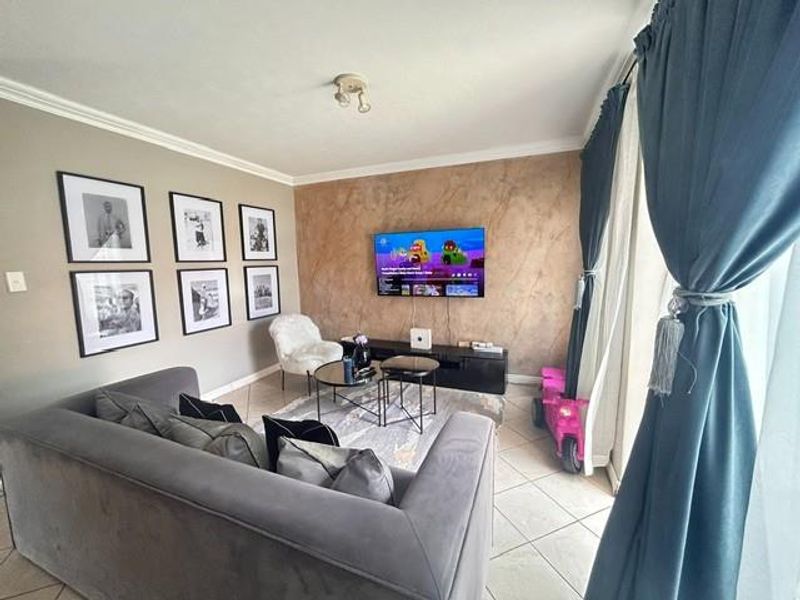 Townhouse For Sale in The Orchards, Akasia - Photo 2