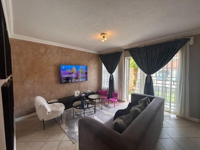 Townhouse For Sale in The Orchards, Akasia - Photo 3