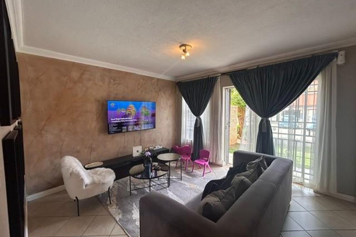 Townhouse For Sale in The Orchards, Akasia - Photo 3