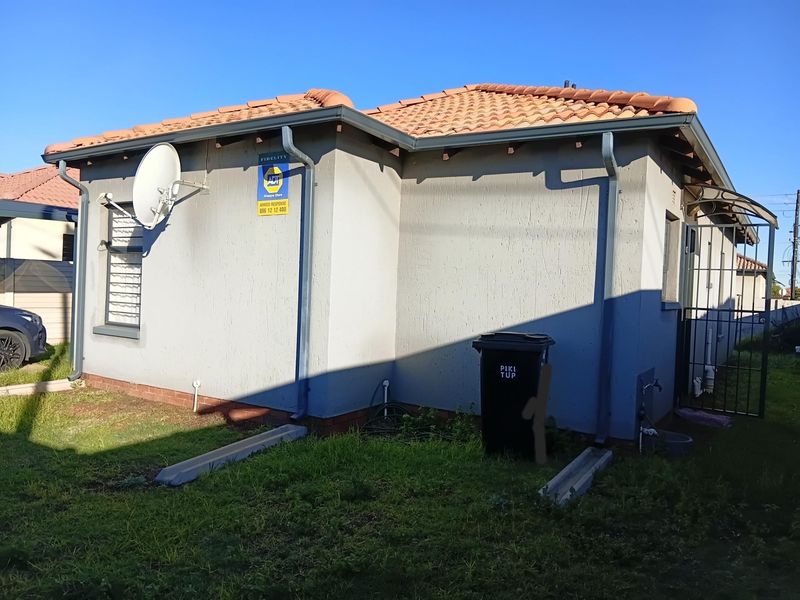 House To Rent in Protea Glen, Soweto - Photo 2