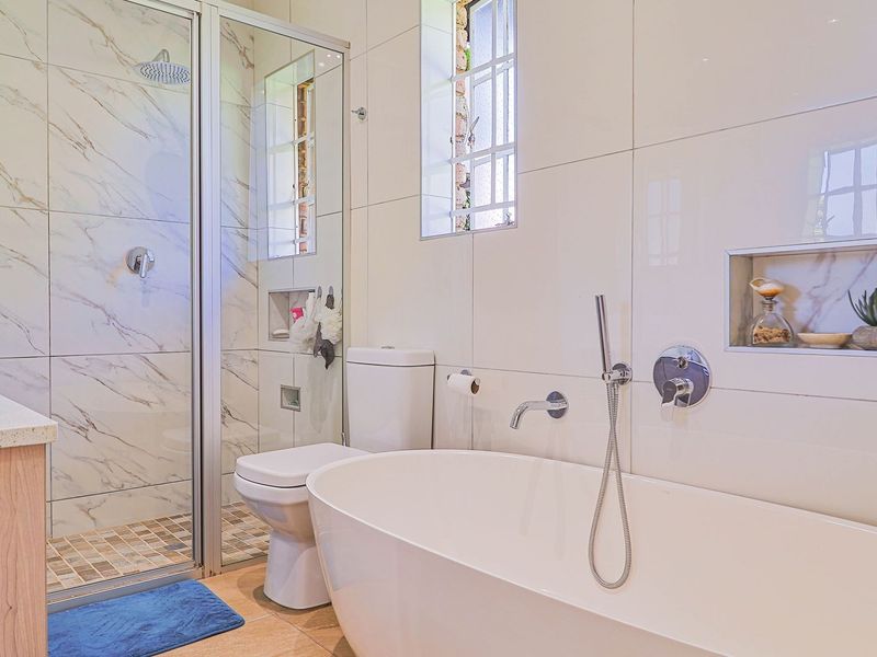 IMMACULATE FOUR BEDROOM HOME IN POPULAR BOOMED OFF STREET!! - Photo 2