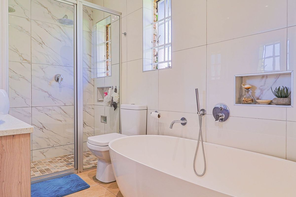 IMMACULATE FOUR BEDROOM HOME IN POPULAR BOOMED OFF STREET!! - Photo 2