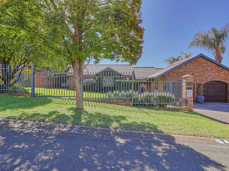IMMACULATE FOUR BEDROOM HOME IN POPULAR BOOMED OFF STREET!! - Photo 9