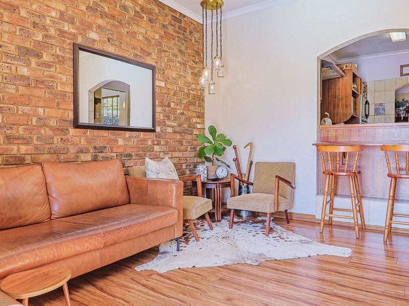 IMMACULATE FOUR BEDROOM HOME IN POPULAR BOOMED OFF STREET!! - Photo 8