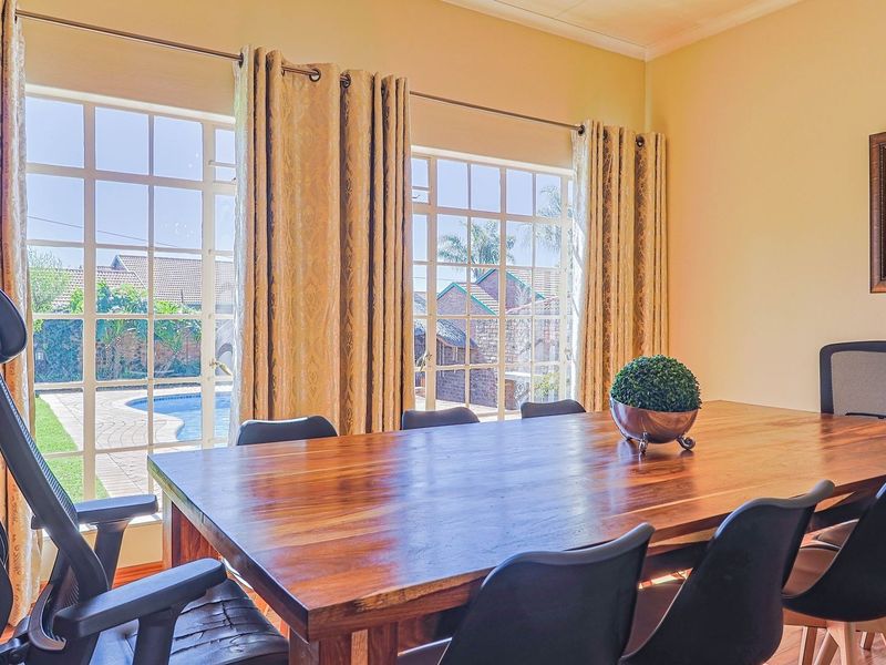 IMMACULATE FOUR BEDROOM HOME IN POPULAR BOOMED OFF STREET!! - Photo 4