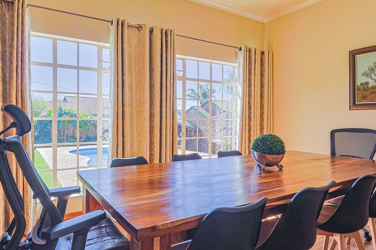 IMMACULATE FOUR BEDROOM HOME IN POPULAR BOOMED OFF STREET!! - Photo 4