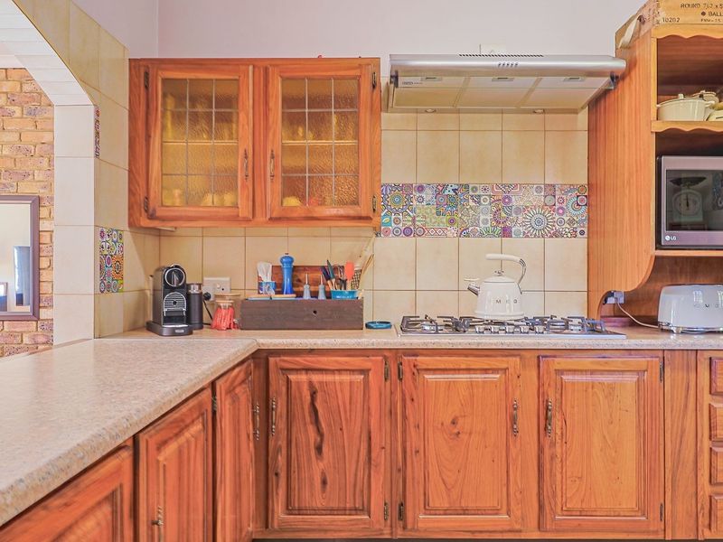 IMMACULATE FOUR BEDROOM HOME IN POPULAR BOOMED OFF STREET!! - Photo 10
